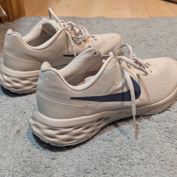 Nike Men's Revolution Size 10.5 (Pre-Owned - Excellent) - Picture 4 of 7